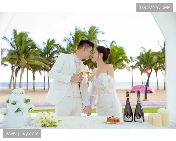 结婚庆典上新郎新娘携手上演浪漫足球才艺秀全场沸腾